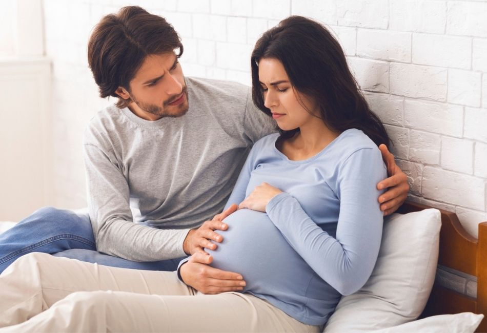 Frau leidet an Schwangerschaftsübelkeit
