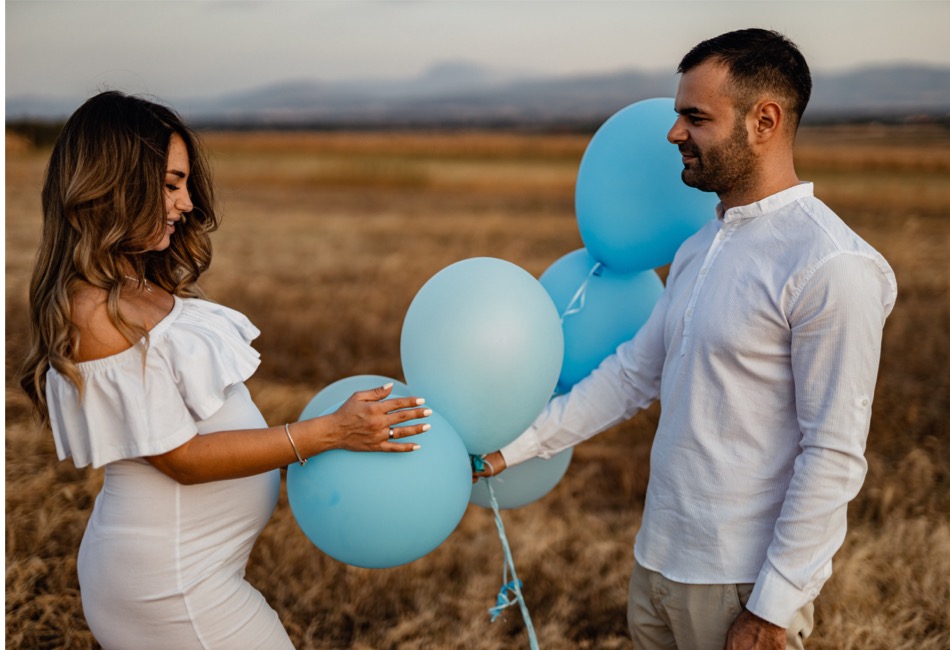 Mann und Frau mit blauen Luftballons